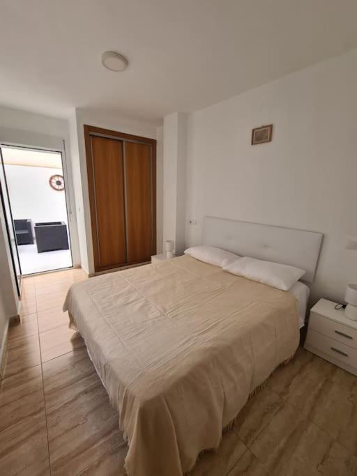 Beautiful Apartment With Patio Торевьиа Экстерьер фото