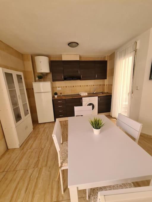 Beautiful Apartment With Patio Торевьиа Экстерьер фото